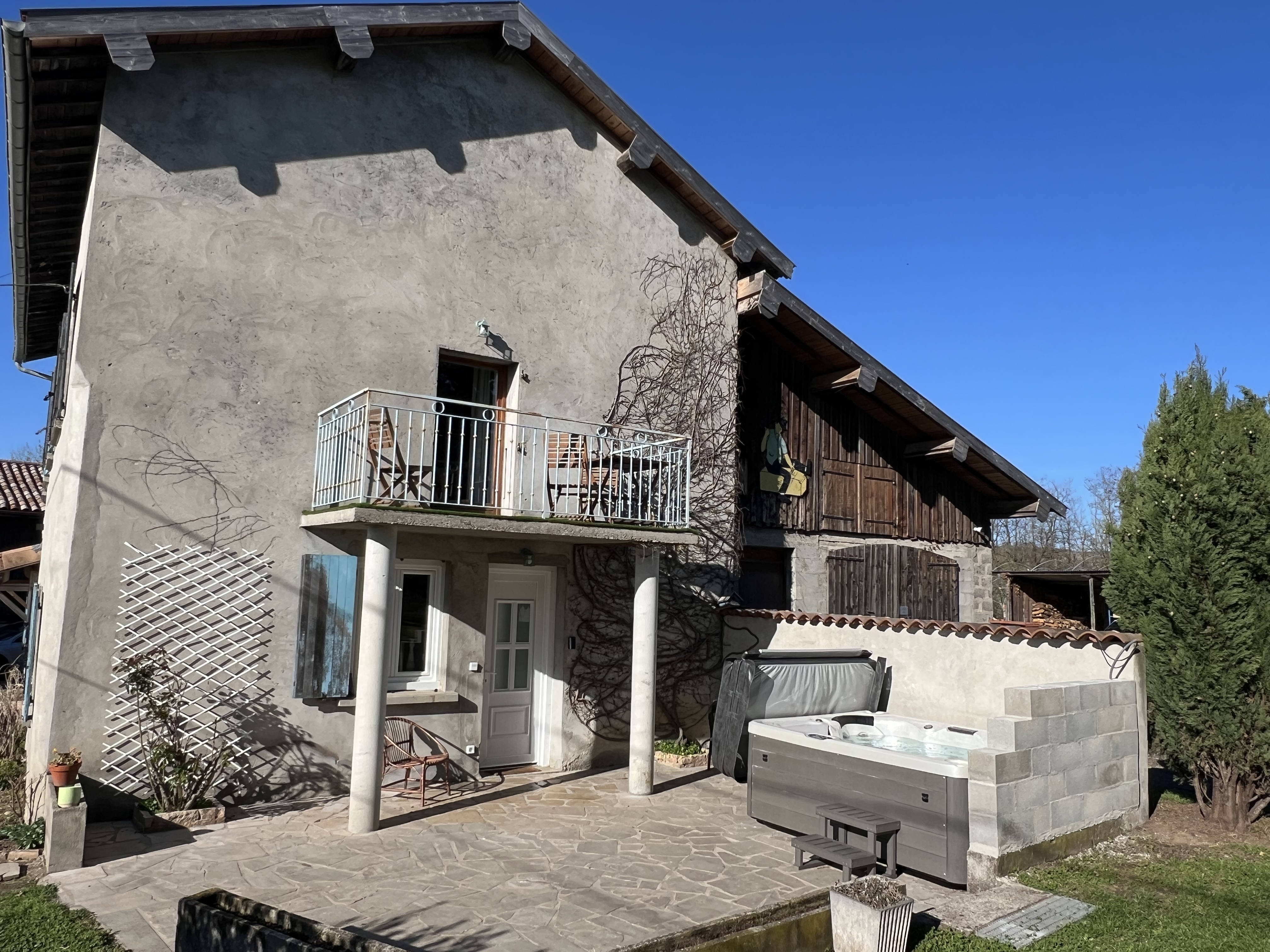 Bee on the Tree - Discover our cottage