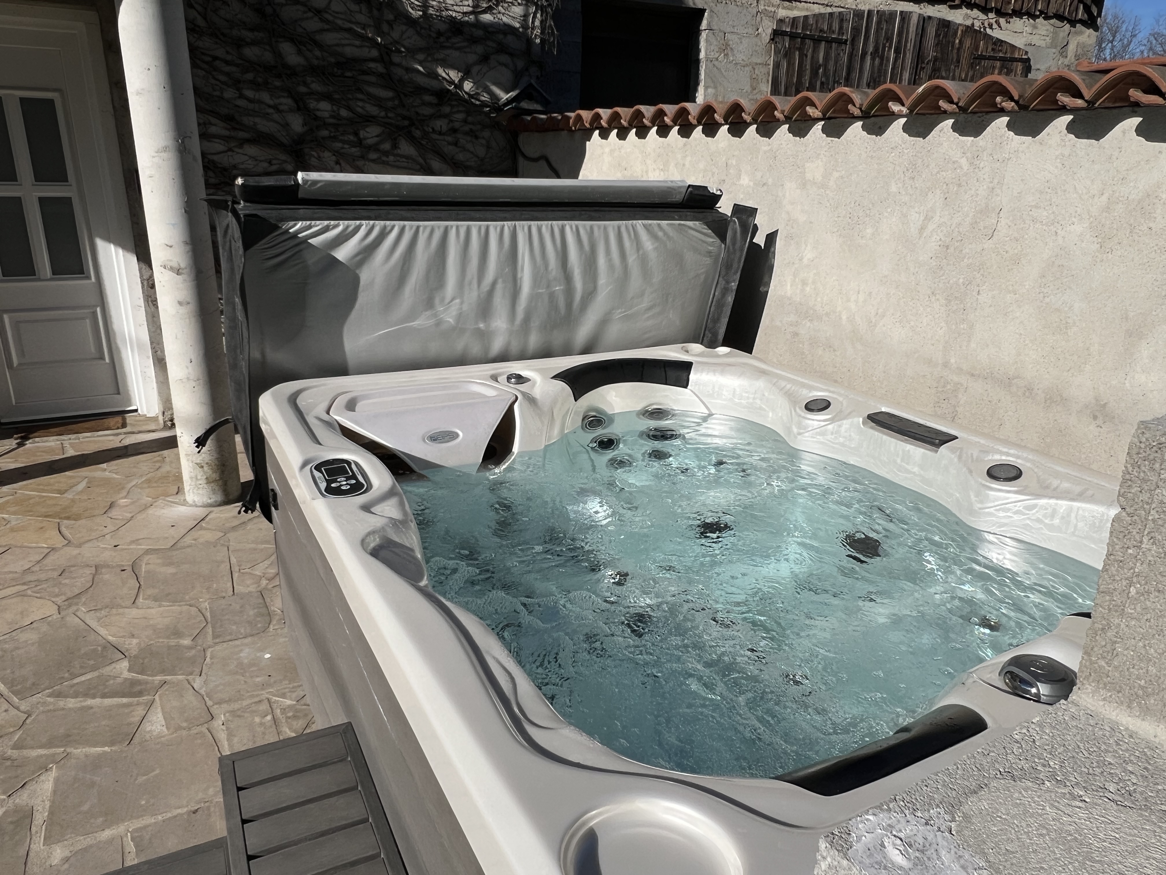 Bee on the Tree - Discover our cottage