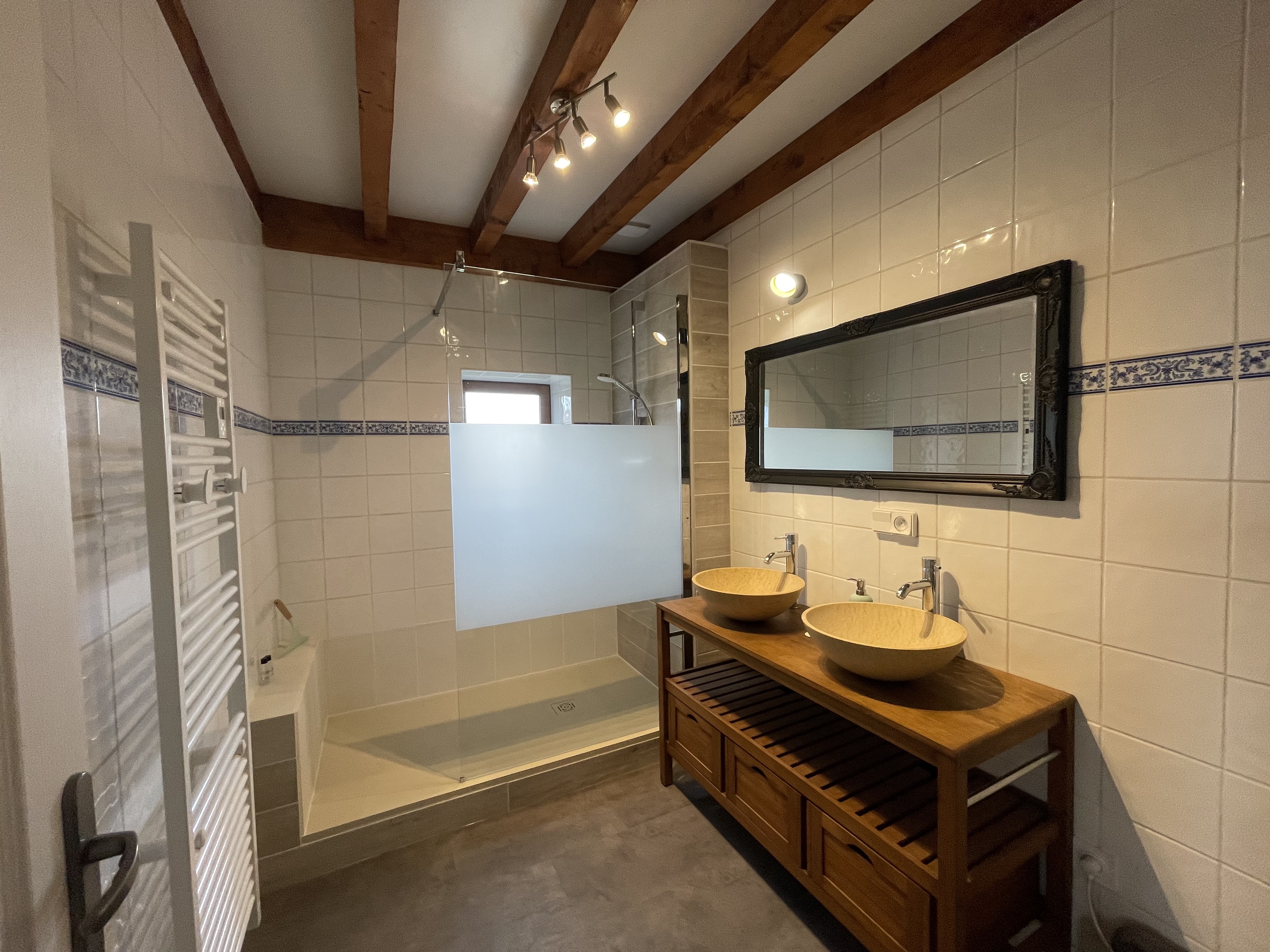 Bee on the Tree - Discover our cottage