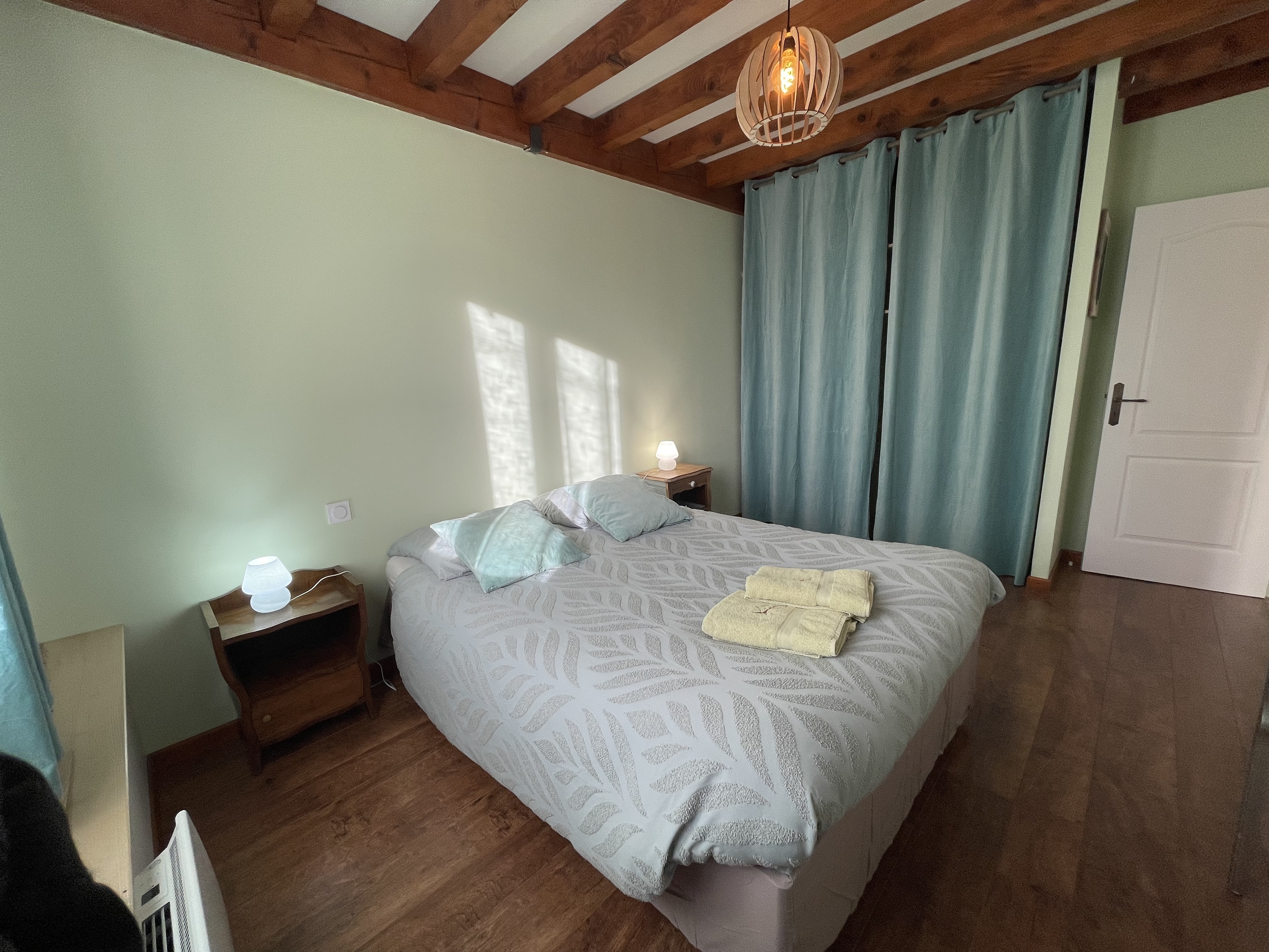 Bee on the Tree - Discover our cottage